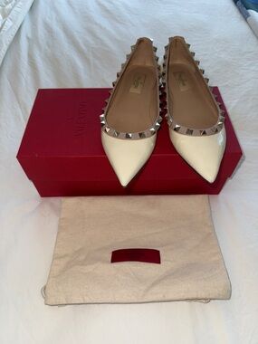 Valentino Garavani Ivory Patent Leather Rockstud Pointed Flats